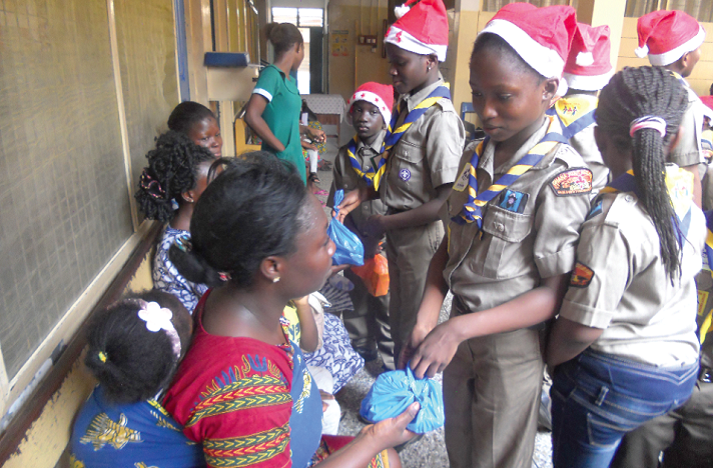 Some children­ of Happy Kids School Scout  sharing food to some mothers of the patients.